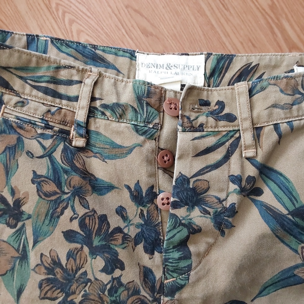 MENS SIZE 29 FLORAL PRINT SHORTS